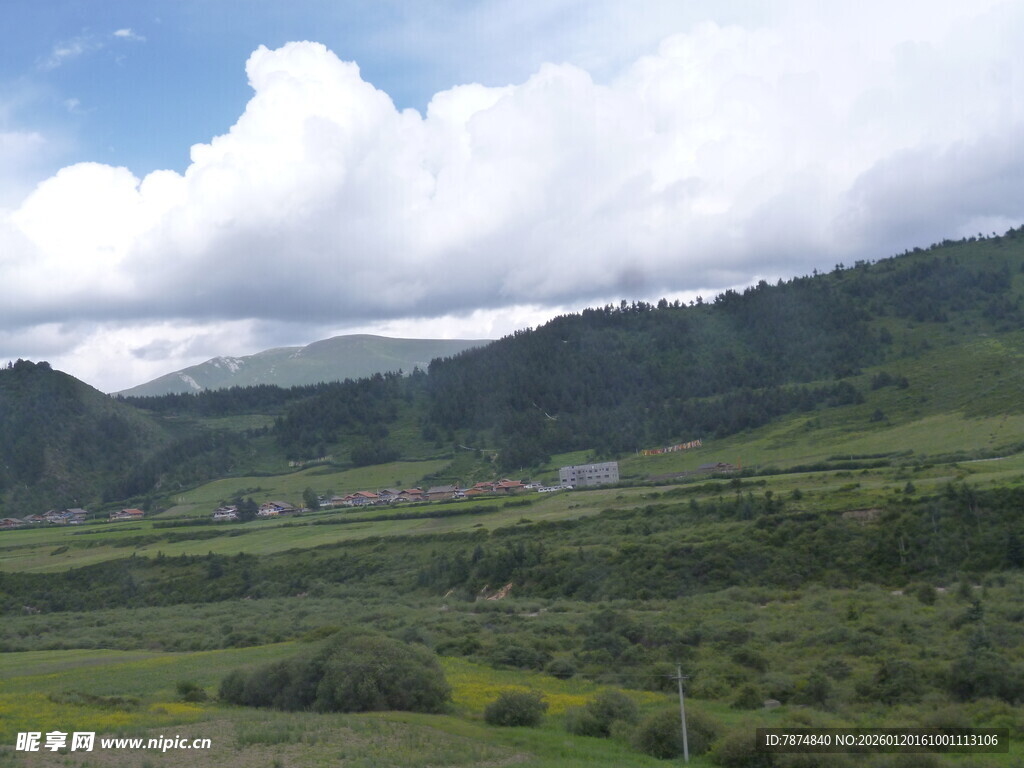 山间绿野 云下秀丽风光