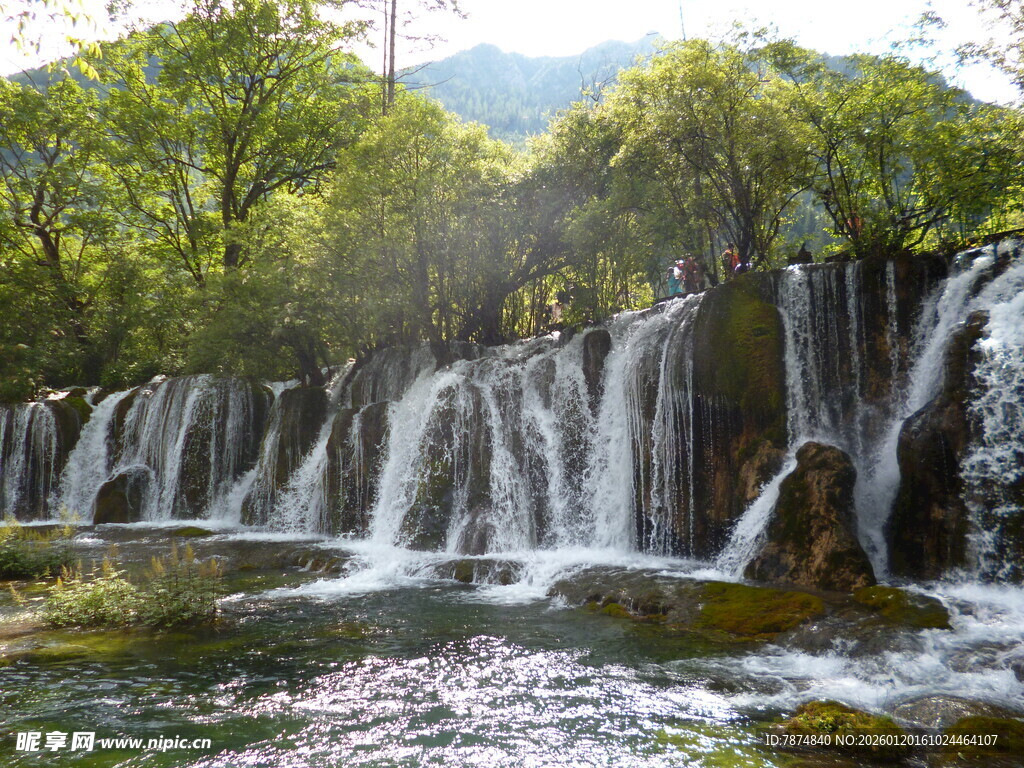 山间秀丽瀑布景观