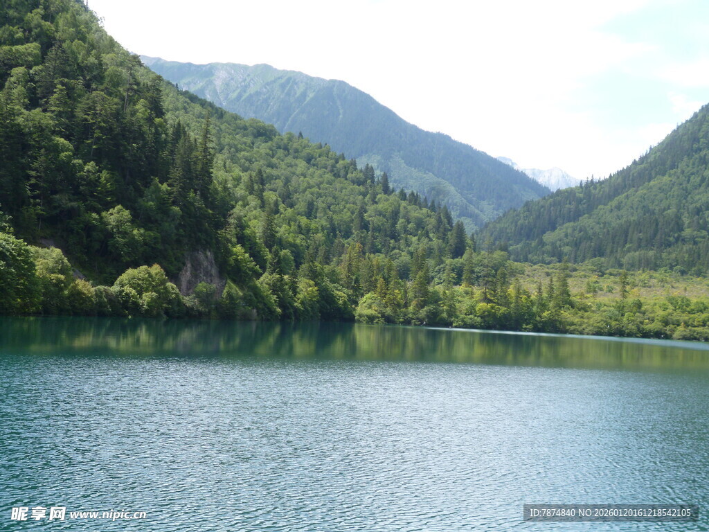 山间幽蓝湖泊美景