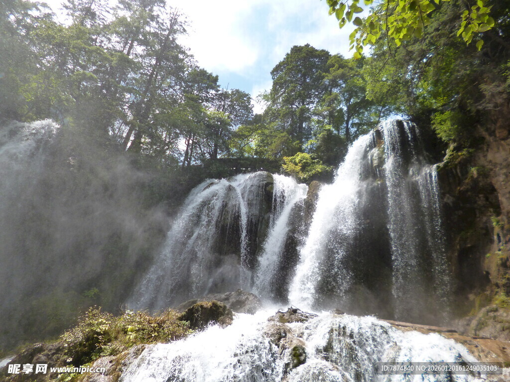 壮观山林瀑布景观