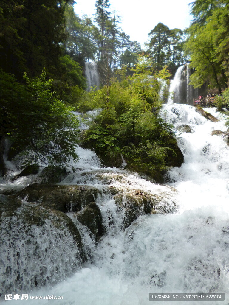 山间瀑布流水自然美景