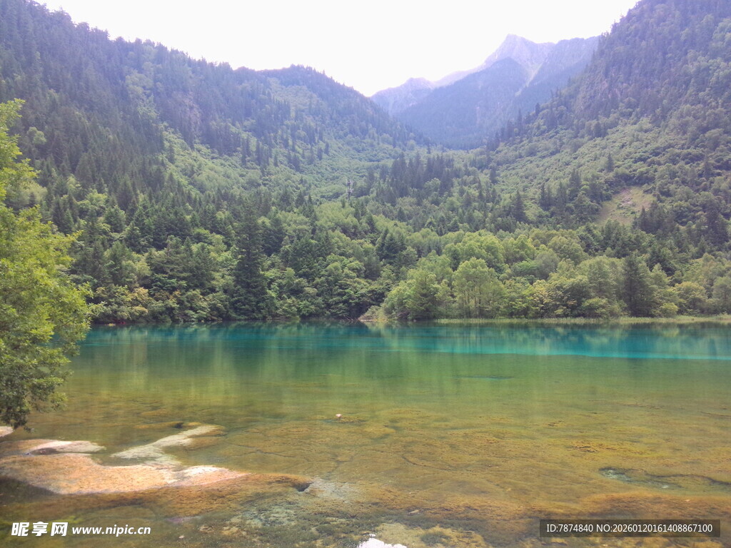 九寨沟的秀丽湖光山色