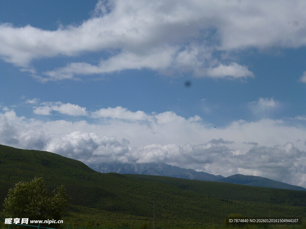 蓝天白云下的翠绿山峦