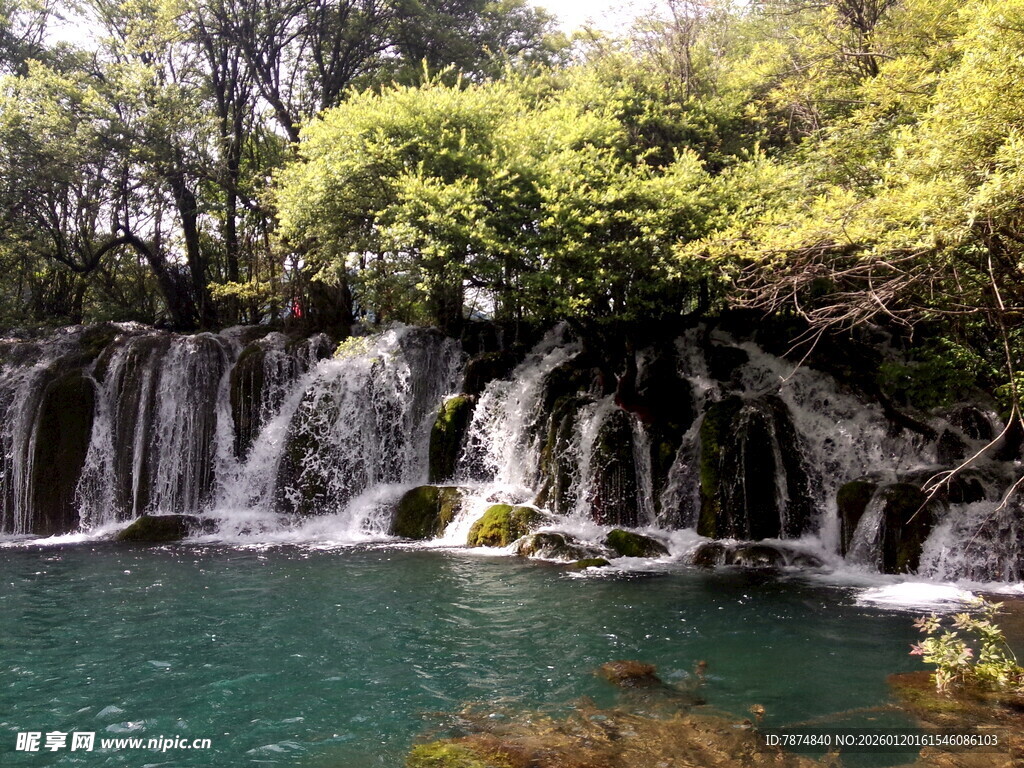 山间秀丽瀑布下的碧绿潭水
