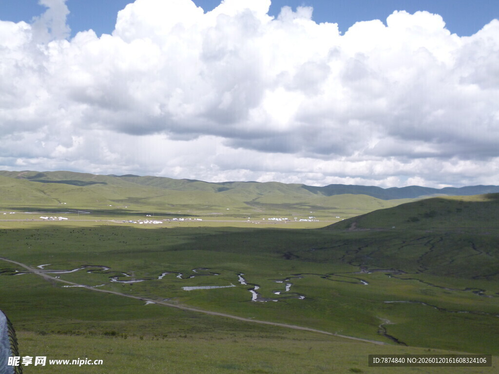 草原风光下的村落景色