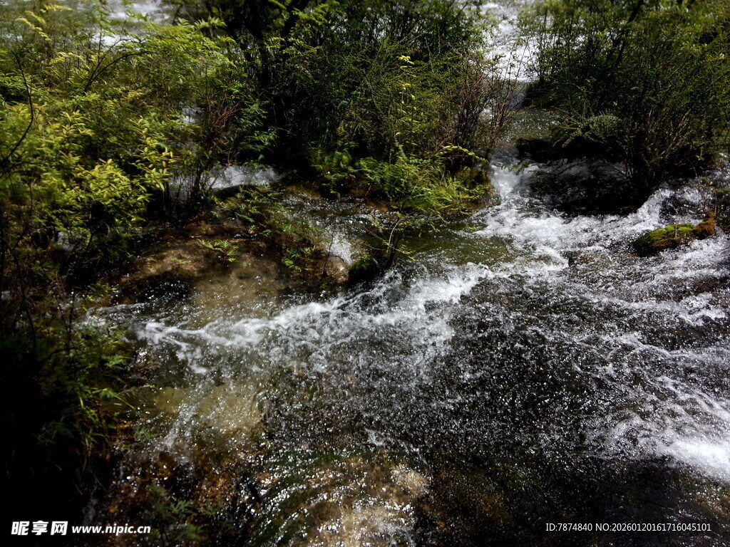 山间溪流潺潺的自然美景