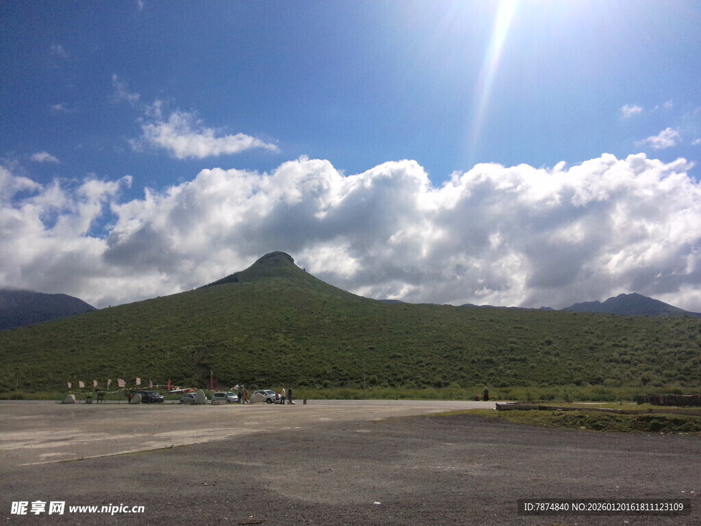 蓝天青山下的开阔场地