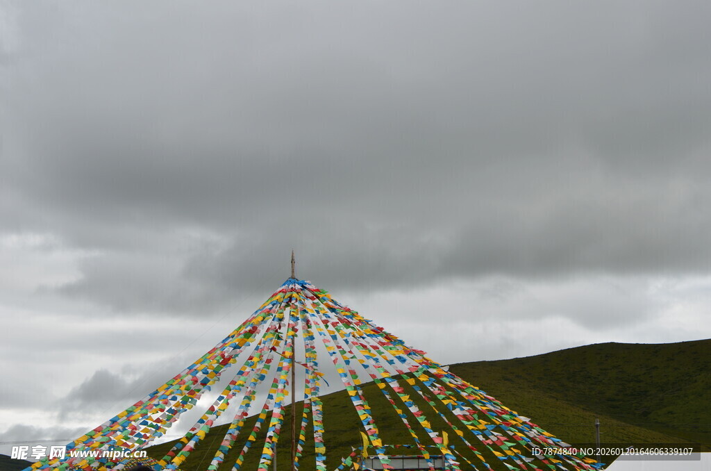 草原上的彩色经幡