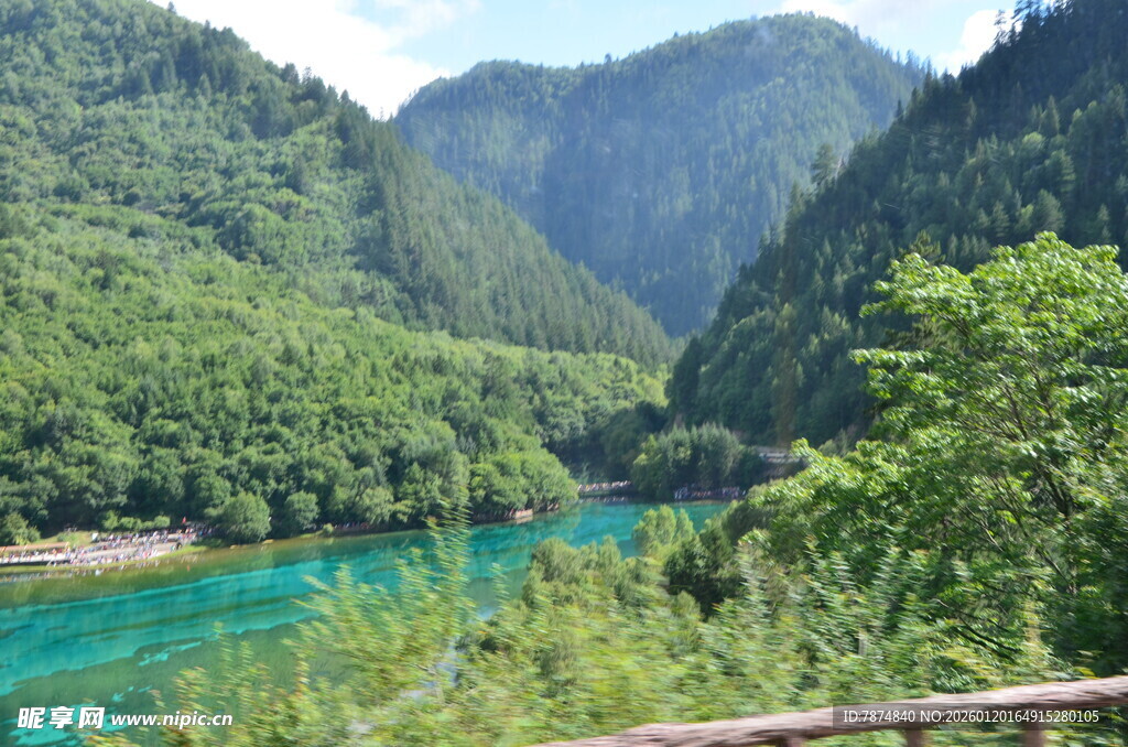 青山绿水间的澄澈河流