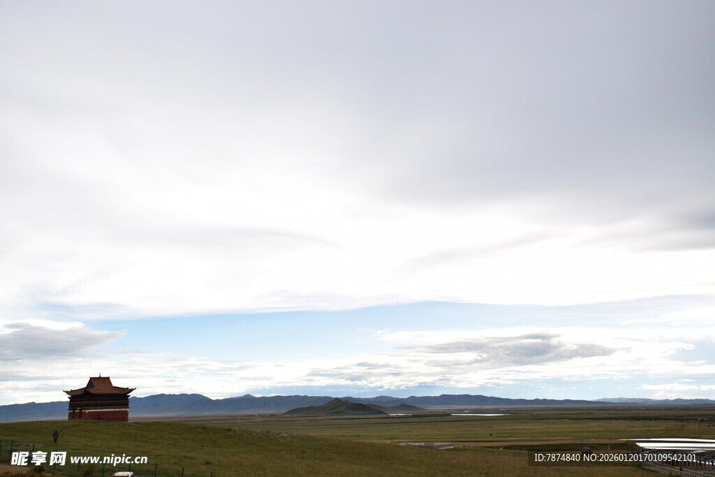 草原上的小屋与辽阔天空