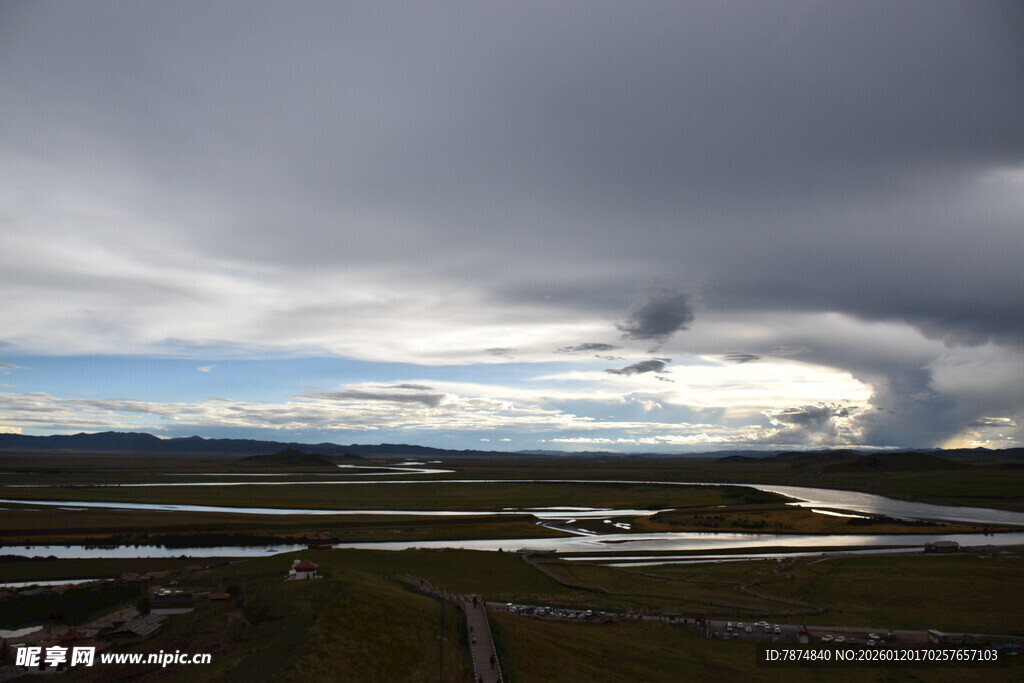 草原上空的壮丽乌云景观