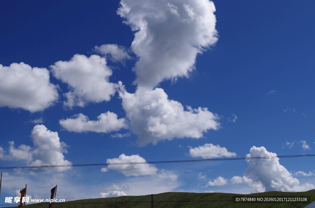 蓝天白云下的惬意风景