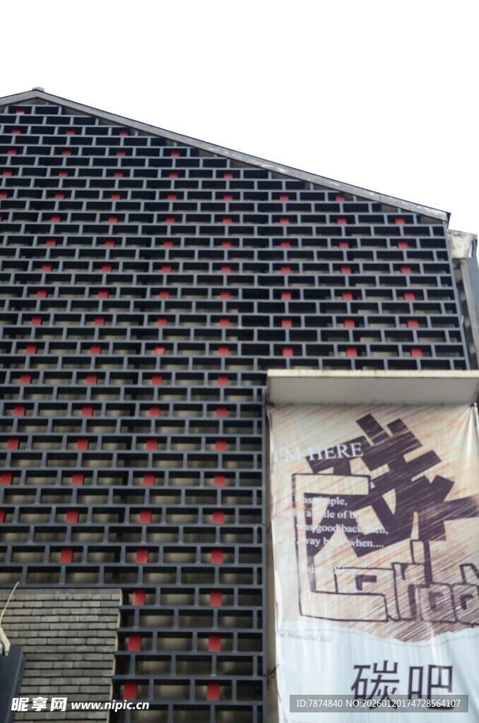 碳吧外墙布满酒瓶装饰