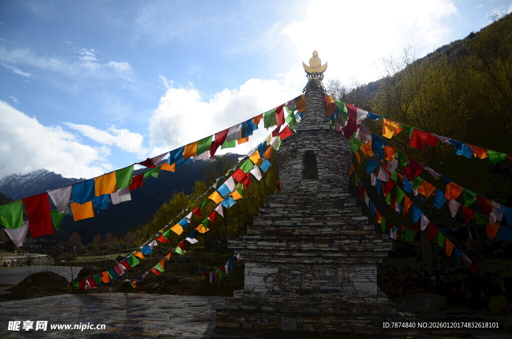 山顶经幡 闪耀神圣光芒