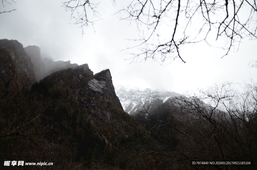 云雾缭绕的山间景色