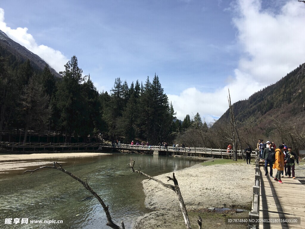 山间河畔漫步美景