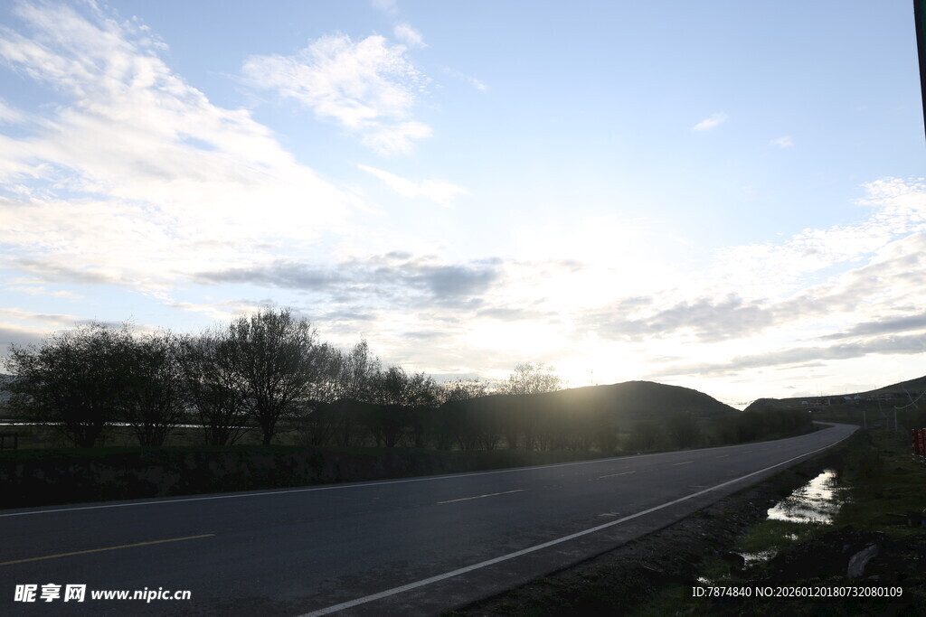 公路上的日出美景