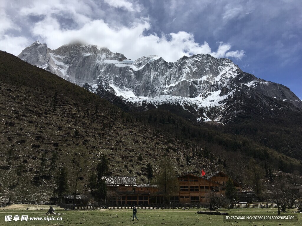 雪山下的古朴建筑
