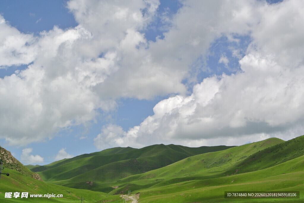 青山绿野间的蓝天白云