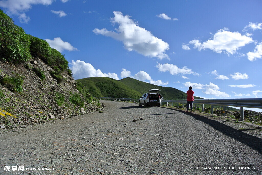 山间碎石路旁的驻足风景