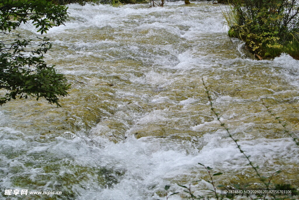 山间湍急溪流