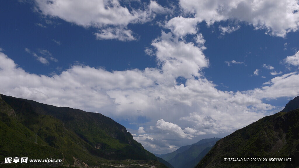 蓝天白云下的秀丽山谷