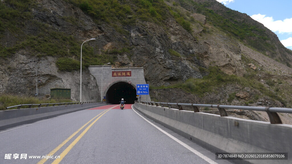 公路尽头的隧道景观