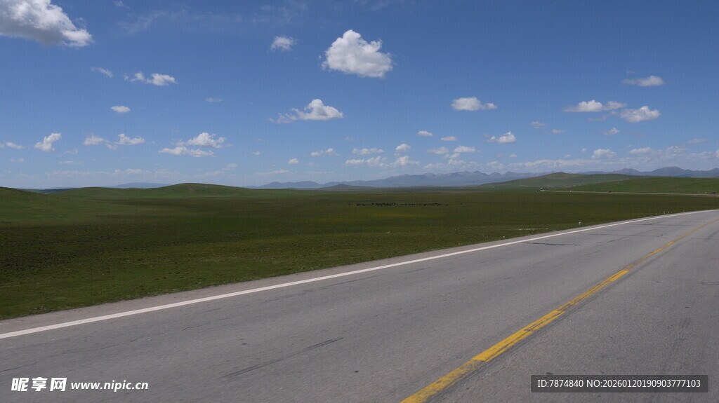 宽阔公路延伸至草原天际