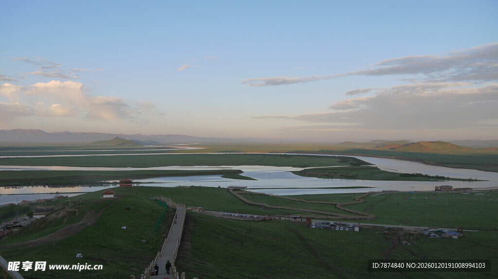 广袤原野上的宁静水域