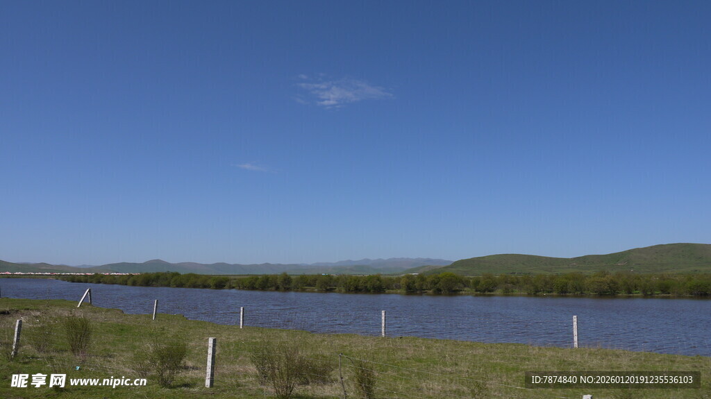 宁静湖畔草原风光