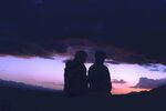 黄昏下的两人浪漫剪影