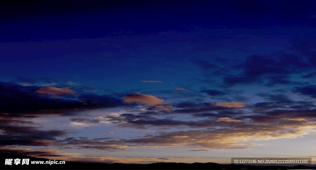 黄昏时分的绚丽天空