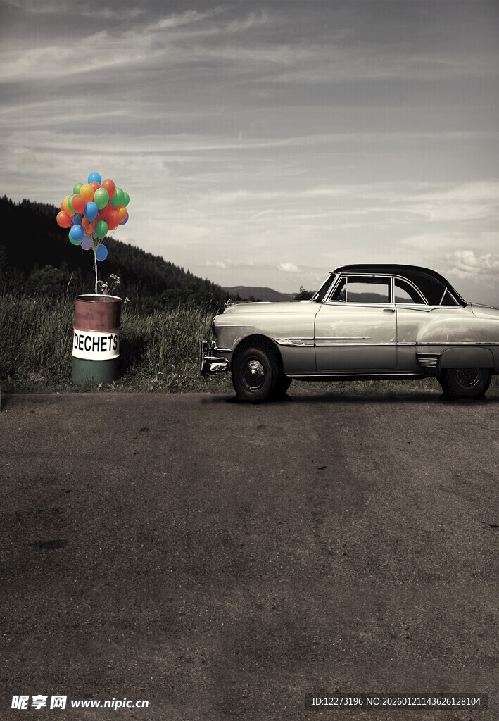 公路旁停着带气球的复古车