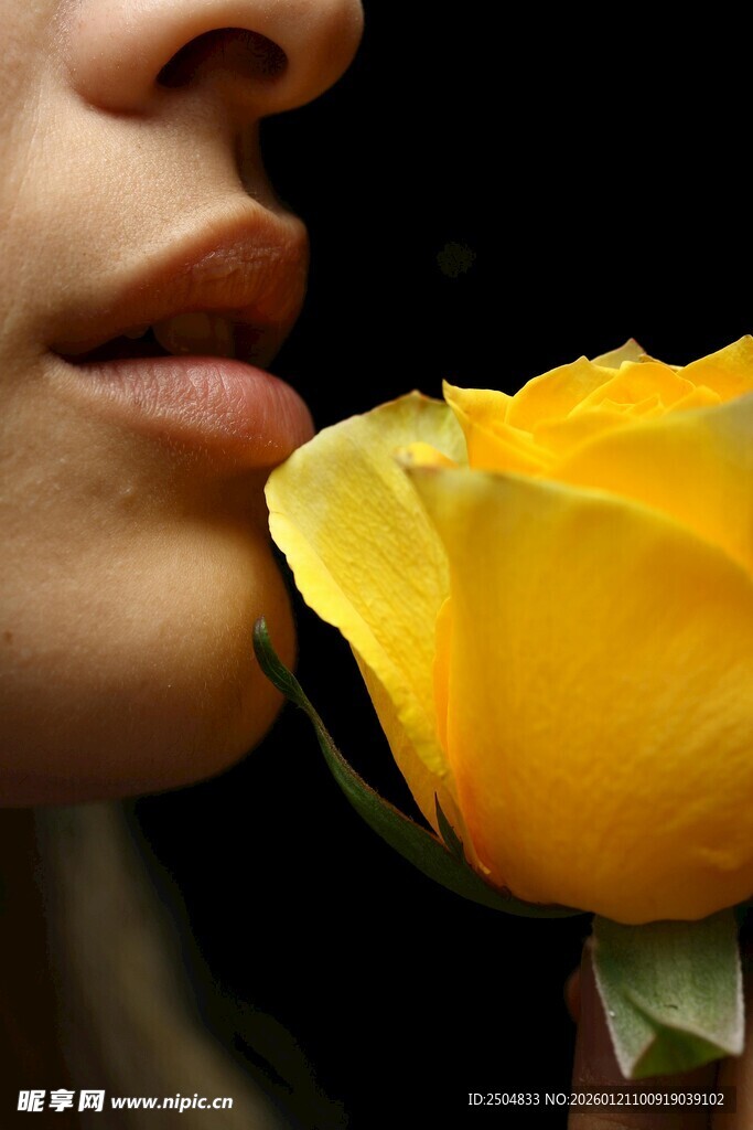 女子轻吻黄玫瑰