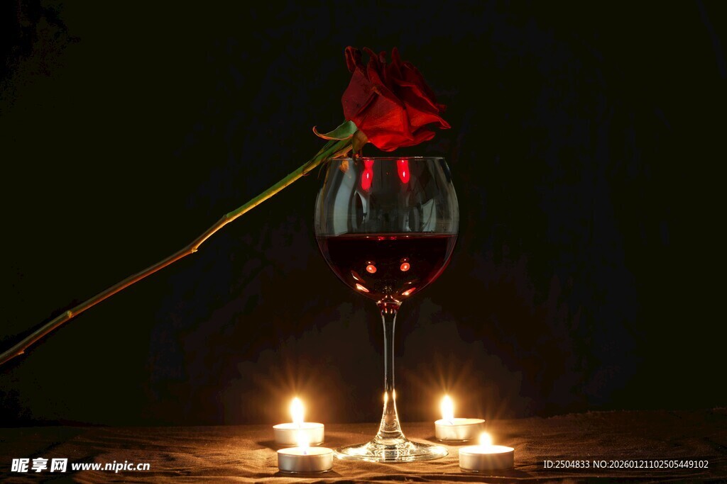 烛光红酒玫瑰浪漫氛围