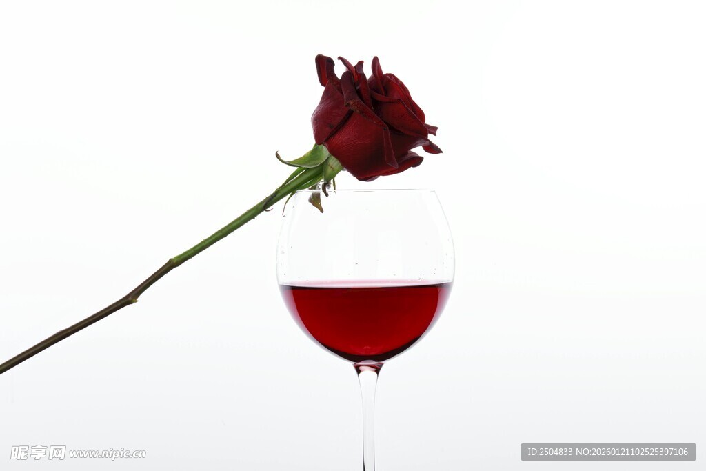 红玫瑰与红酒的浪漫组合