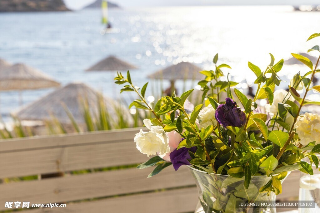 海边花瓶中的多彩花卉