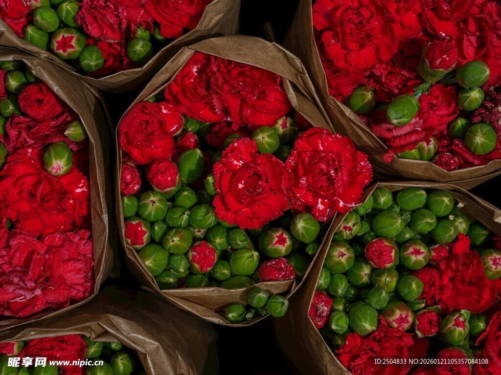 鲜艳花束与浆果组合