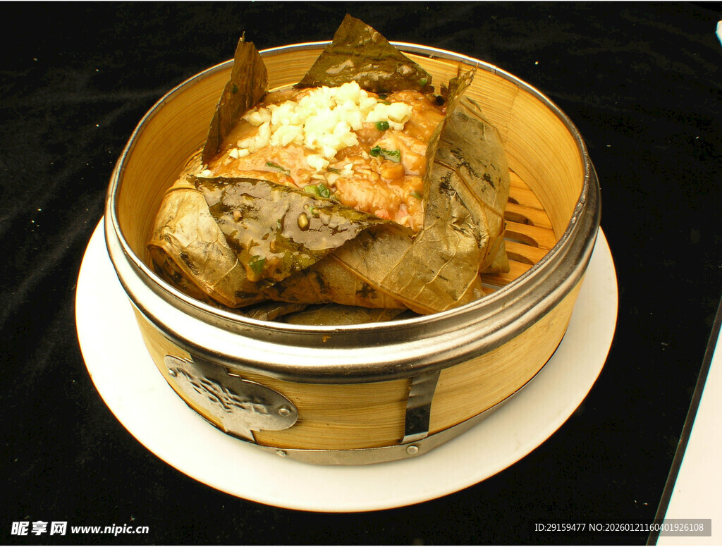 荷叶包裹的美味糯米鸡