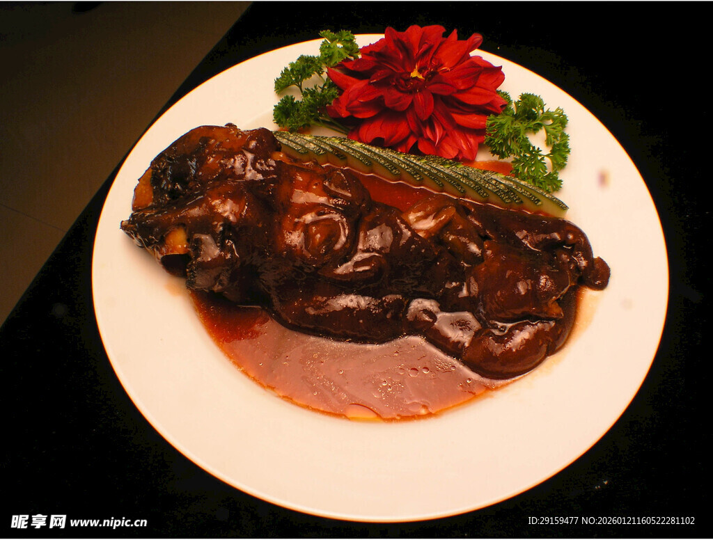 美味红烧肘子摆盘精致
