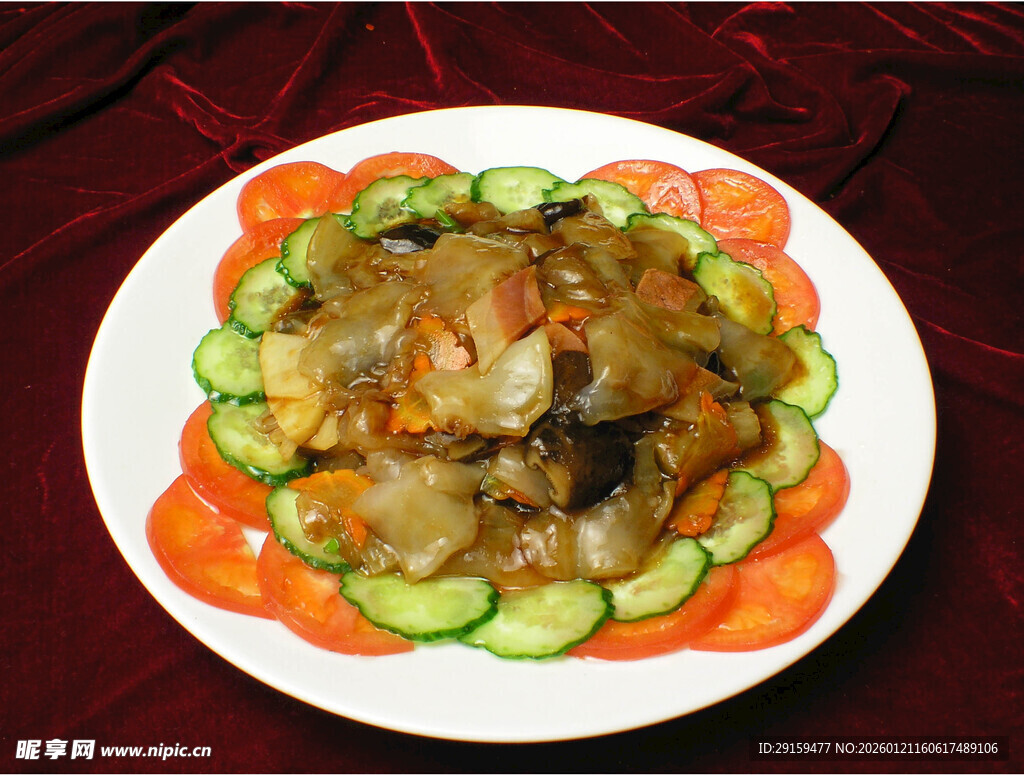 黄瓜围边的美味菜肴