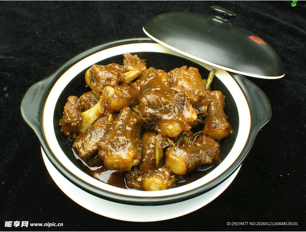 美味红烧排骨砂锅盛放