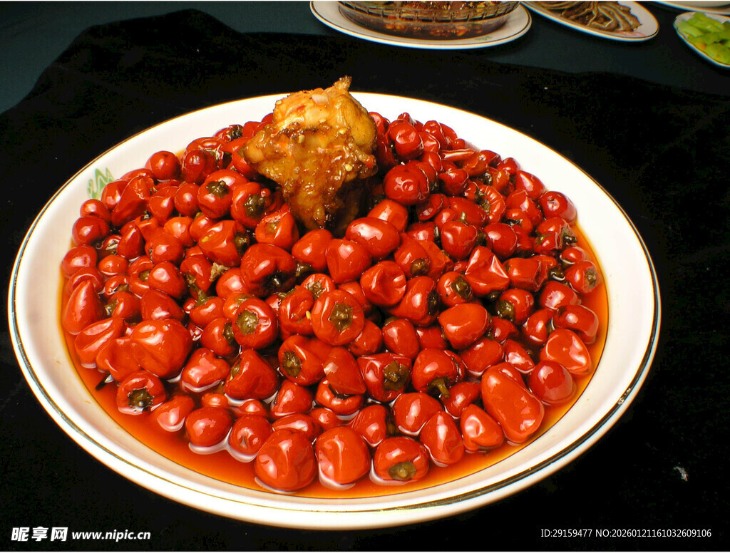 一盘诱人的红椒碎炒肉丸