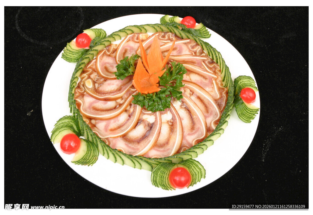 精美摆盘的特色虾肉料理