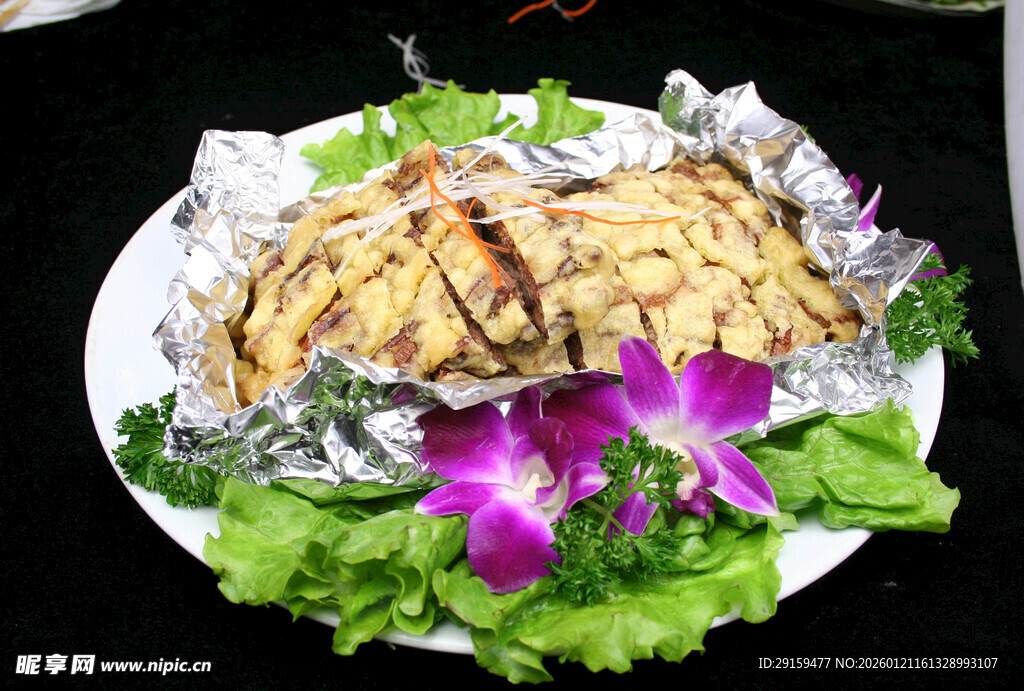 锡纸烤鸡肉摆盘精致