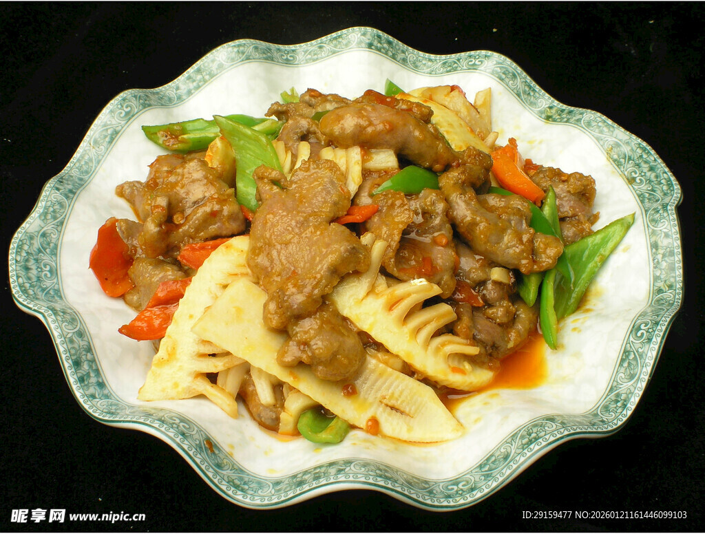 炒牛肉配蔬菜与面食