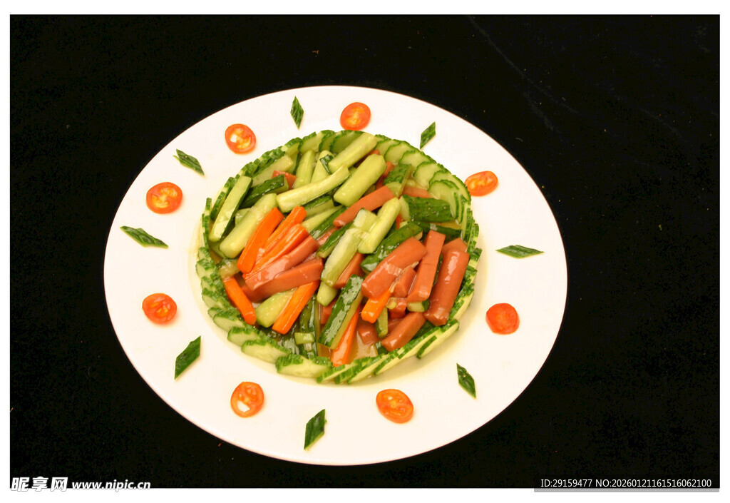 创意摆盘的蔬菜与虾仁