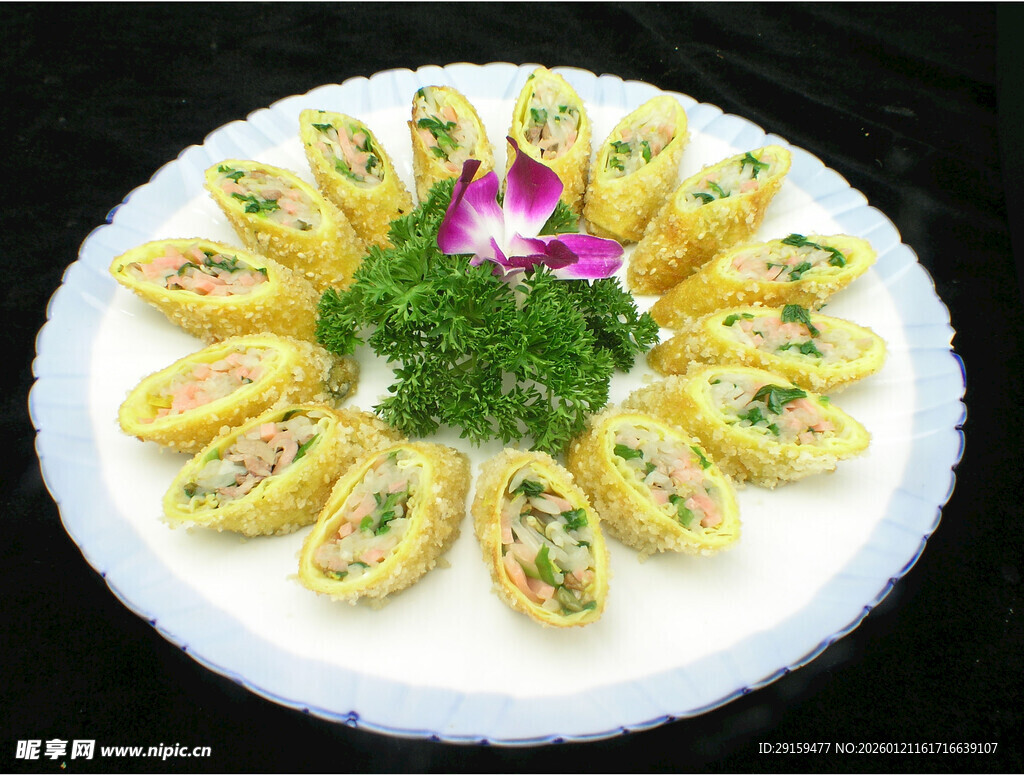 精美摆盘的特色卷状菜肴