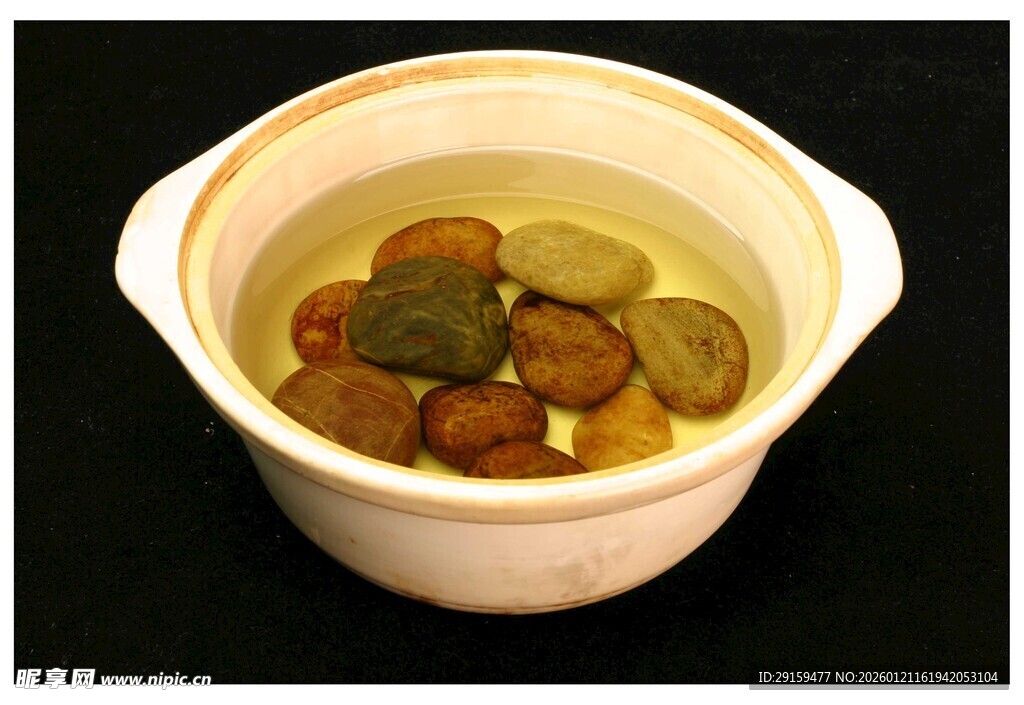 白碗中盛着多彩石头