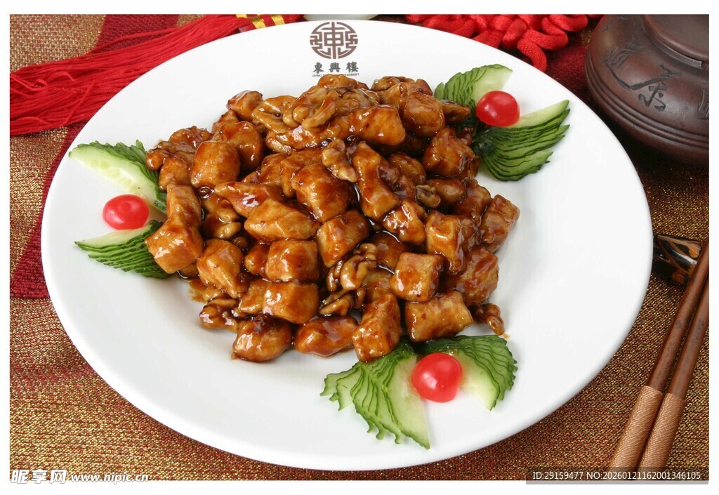 美味宫保鸡丁摆于盘中
